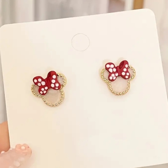 NIB MINNIE MOUSE DISNEY STUD EARRINGS  🐭 - Picture 1 of 3